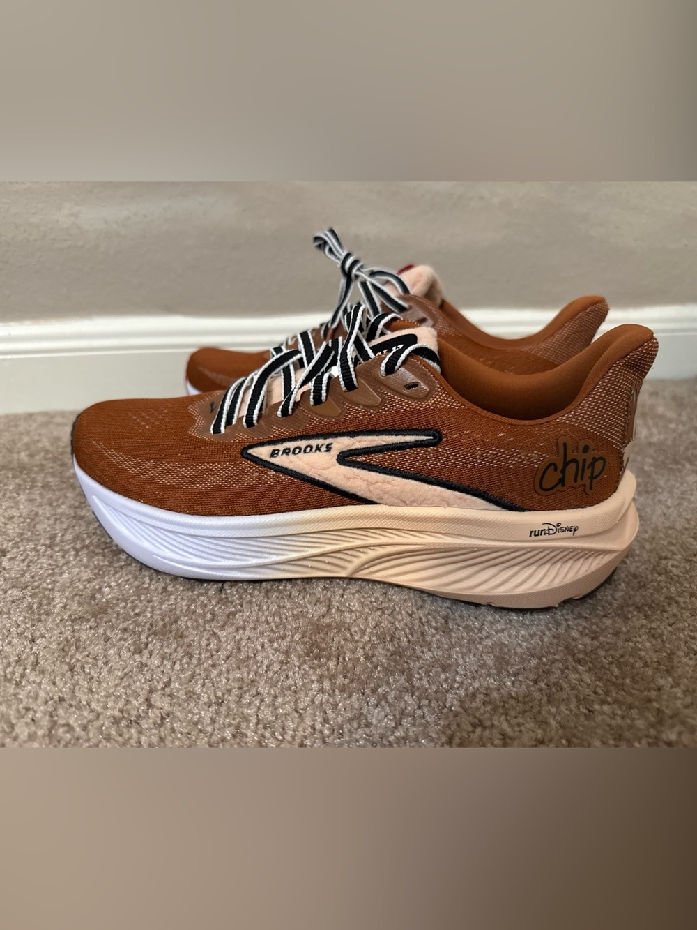 Brand New - Disney x Brooks Ghost 17 Chip n' Dale Brown Women’s Size 6.5Medium/B